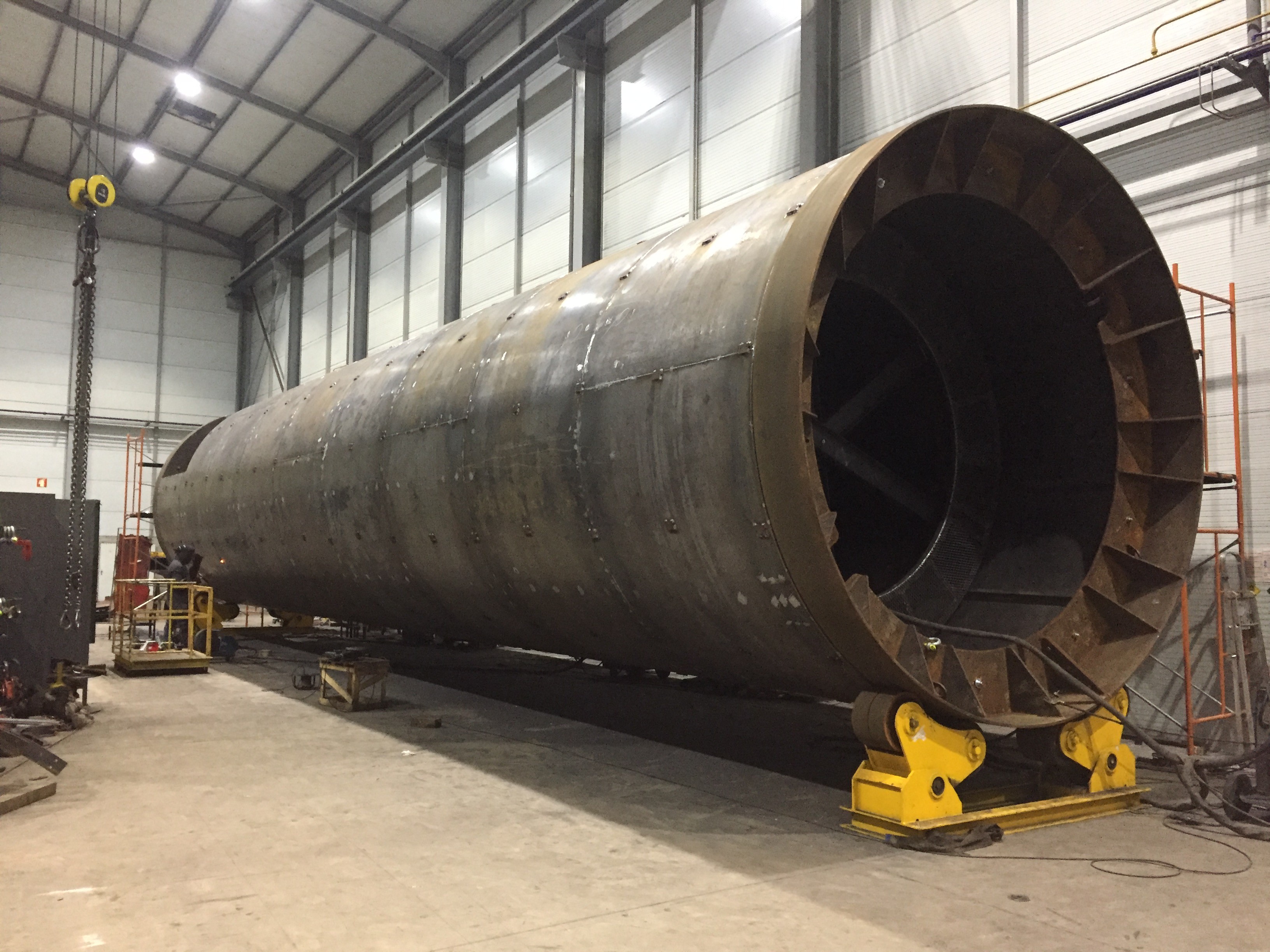 Large industrial cylindrical structure on support rollers